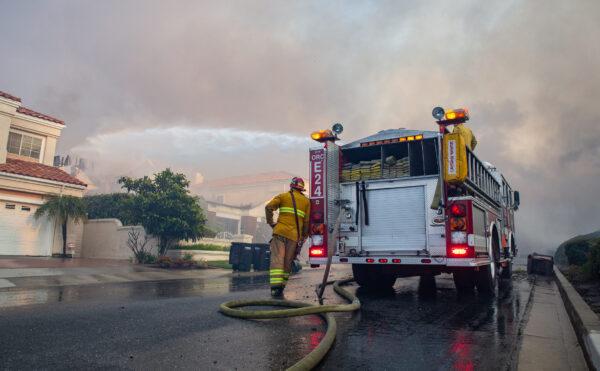 Firefighters work on extinguishing the Coastal Fire in Laguna Niguel, Calif., on May 11, 2022. (John Fredricks/The Epoch Times)