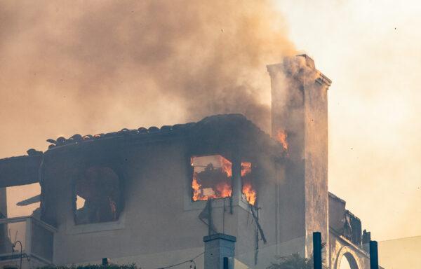 Firefighters work on extinguishing the Coastal Fire in Laguna Niguel, Calif., on May 11, 2022. (John Fredricks/The Epoch Times)