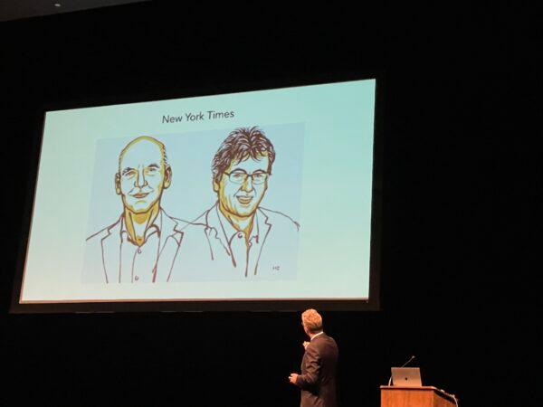 The 2021 Chemistry Nobel Prize winner and University of California–Irvine alumnus David MacMillan shares his story at UC Irvine’s Barclay Theatre in Irvine, Calif., on May 24, 2022. (Carol Cassis/The Epoch Times)