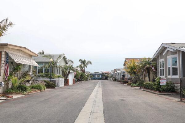 Mobile homes in Huntington Beach Calif., on June 10, 2022. (Julianne Foster/The Epoch Times)