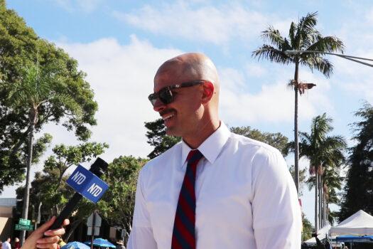 Coronado mayor Richard Bailey welcomes people to enjoy the Independence Day parade in Coronado on July 4, 2022. (Screenshot/NTD Television)