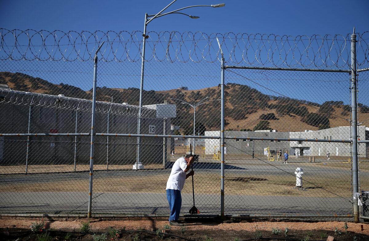 A California State Prison inmate works on the garden in the prison yard, in Vacaville, Calif., on Oct. 19, 2015. (Justin Sullivan/Getty Images)