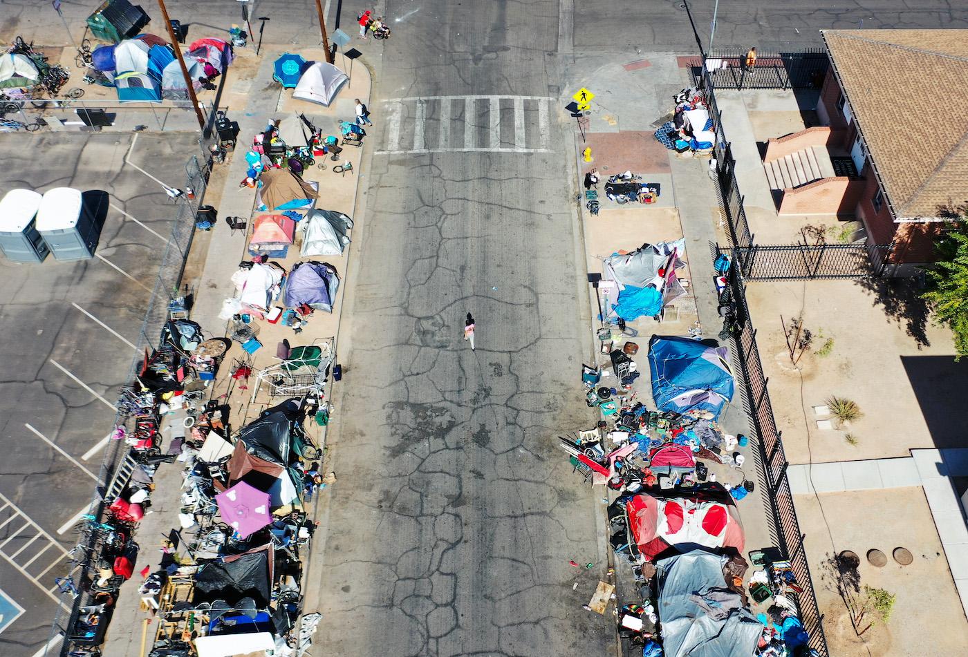 An aerial view of people gathered near a homeless encampment in the afternoon heat in Phoenix, Ariz. on July 21, 2022. (Mario Tama/Getty Images)