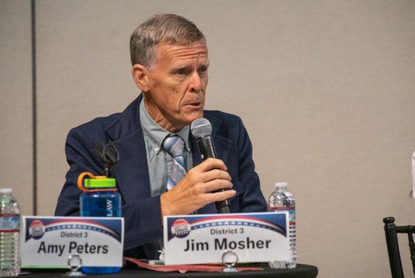Newport Beach City Council candidate Jim Mosher speaks at the Newport Beach Public Library in Newport Beach, Calif., on Aug. 18, 2022. (John Fredricks/The Epoch Times)