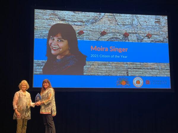 Moira Singer (R) wins the Orange Chamber of Commerce's “2021 Citizen of the Year” award in Orange, Calif., on Oct. 7. 2022. (Carol Cassis/The Epoch Times)