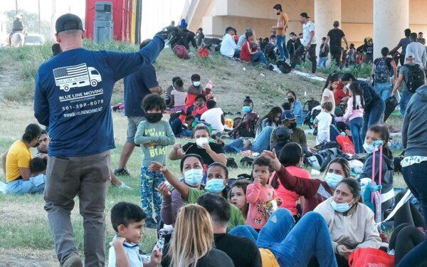 Illegal migrants at the Rio Grande in Del Rio, Texas, on Sept. 18, 2021. (Charlie C. Peebles, Anadolu Agency/Getty Images)