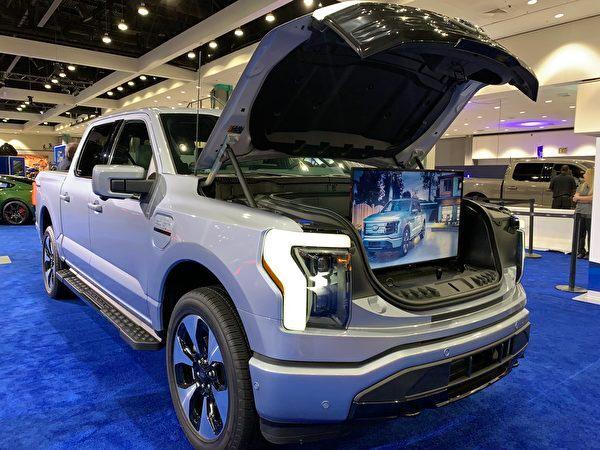 Ford's first all-electric truck F-150 Lightning at the Los Angeles Auto Show's 115th-anniversary edition at the LA Convention Center on Nov. 18, 2022. (Linda Jiang/The Epoch Times)