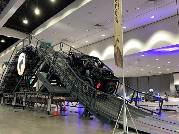 Test track at the Los Angeles Auto Show's 115th-anniversary edition at the LA Convention Center on Nov. 18, 2022. (Josie Kuo/NTD)