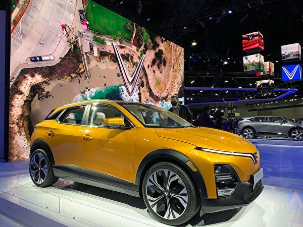 Vietnamese manufacturer VinFast's VF 6 model at the Los Angeles Auto Show's 115th-anniversary edition at the LA Convention Center on Nov. 18, 2022. (Linda Jiang/The Epoch Times)