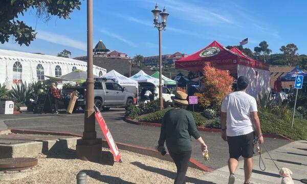 Vendors set up their tents for the annual Dana Point Turkey Trot in Dana Point, Calif., on Nov. 23, 2022. (Carol Cassis/The Epoch Times)