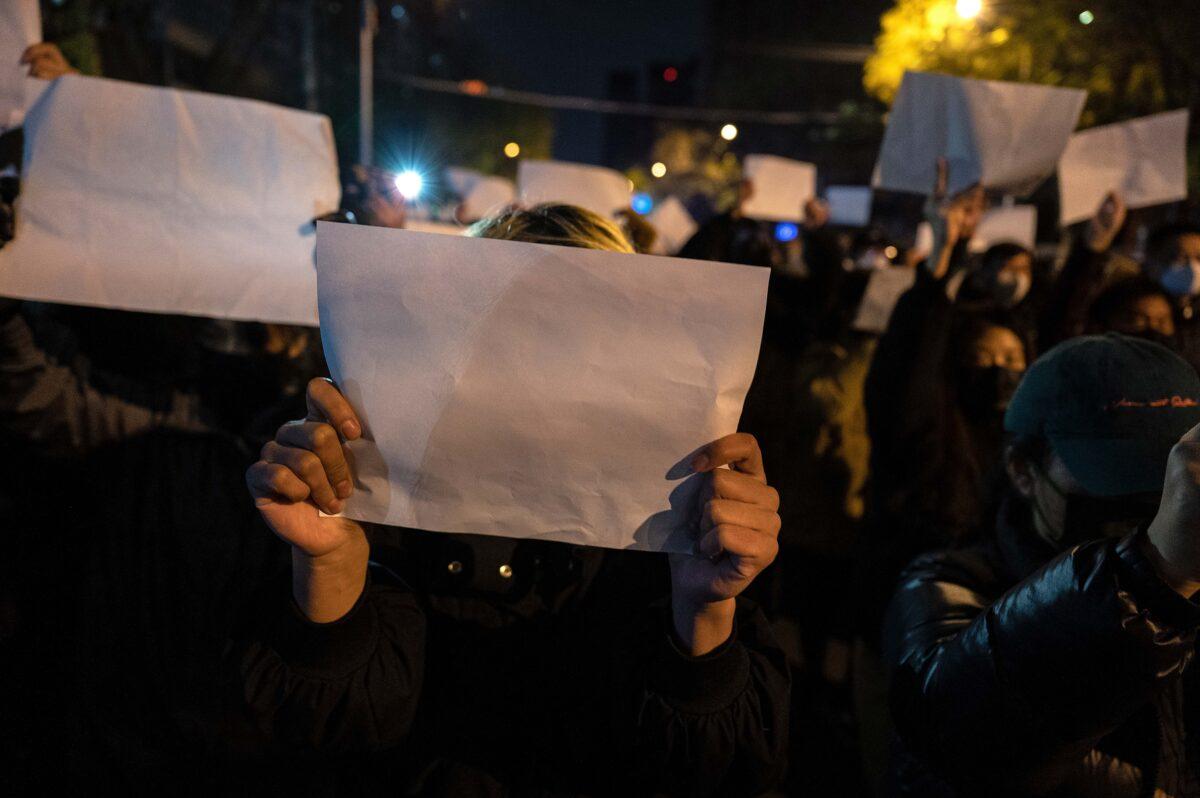 Protesters hold up a white piece of paper against censorship as they march during a protest against China's strict zero-COVID measures in Beijing on Nov. 27, 2022. (Kevin Frayer/Getty Images)