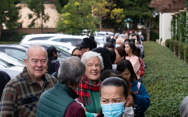 Hundreds of shoppers line up at H Mart's newest location in Irvine, Calif., on Jan. 11, 2023. (John Fredricks/The Epoch Times)