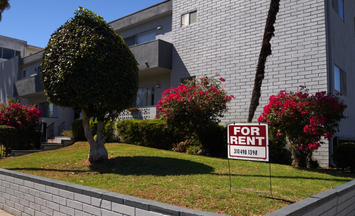 A "for rent" sign is displayed outside an apartment building in Los Angeles on Sept. 22, 2022. (Allison Dinner/Getty Images)