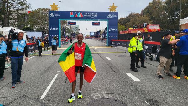Jemal Yimer, of Ethiopia, wins the men's division of the Los Angeles Marathon in Los Angeles on March 19, 2023. (Jackie Rios/NTD Television)