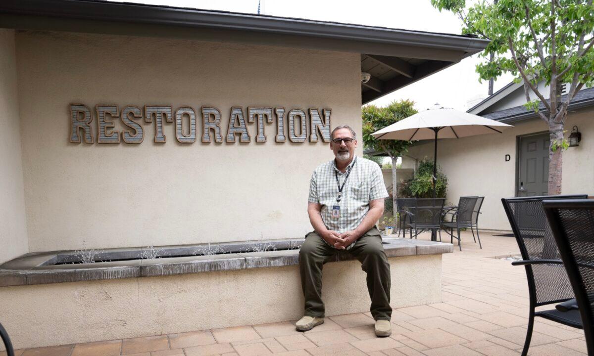Matthew Twist, a U.S. Army veteran, shares his experience as a veterans case manager at the Tustin Veterans Outpost, a facility run by the Christian-based nonprofit Orange County Rescue Mission, in Tustin, Calif., on May 25, 2023. (Rudy Blalock/The Epoch Times)