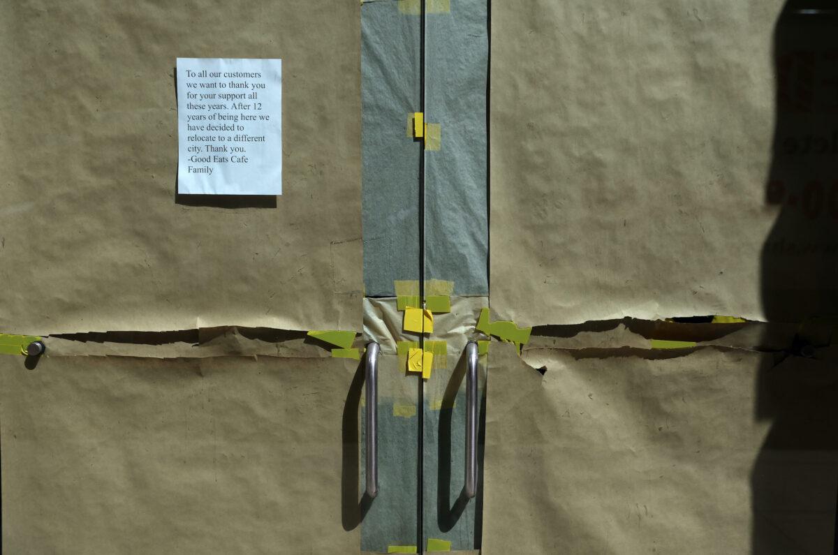 A sign telling customers that the business has closed and moved to a different city is posted on a closed financial district restaurant in San Francisco on Aug. 25, 2022. (Justin Sullivan/Getty Images)