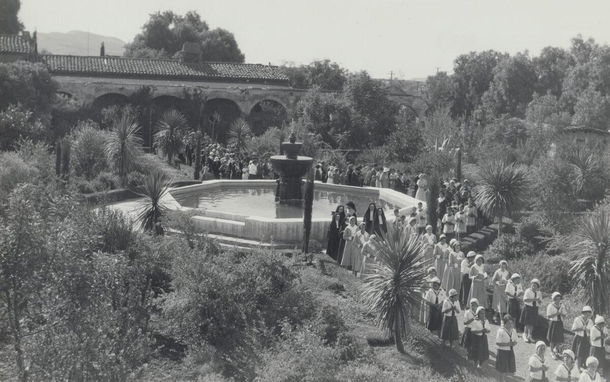 Fr. St. John O'Sullivan's remains are moved to the cemetery at Mission San Juan Capistrano, Calif., on Nov. 7, 1934. (Public Domain)