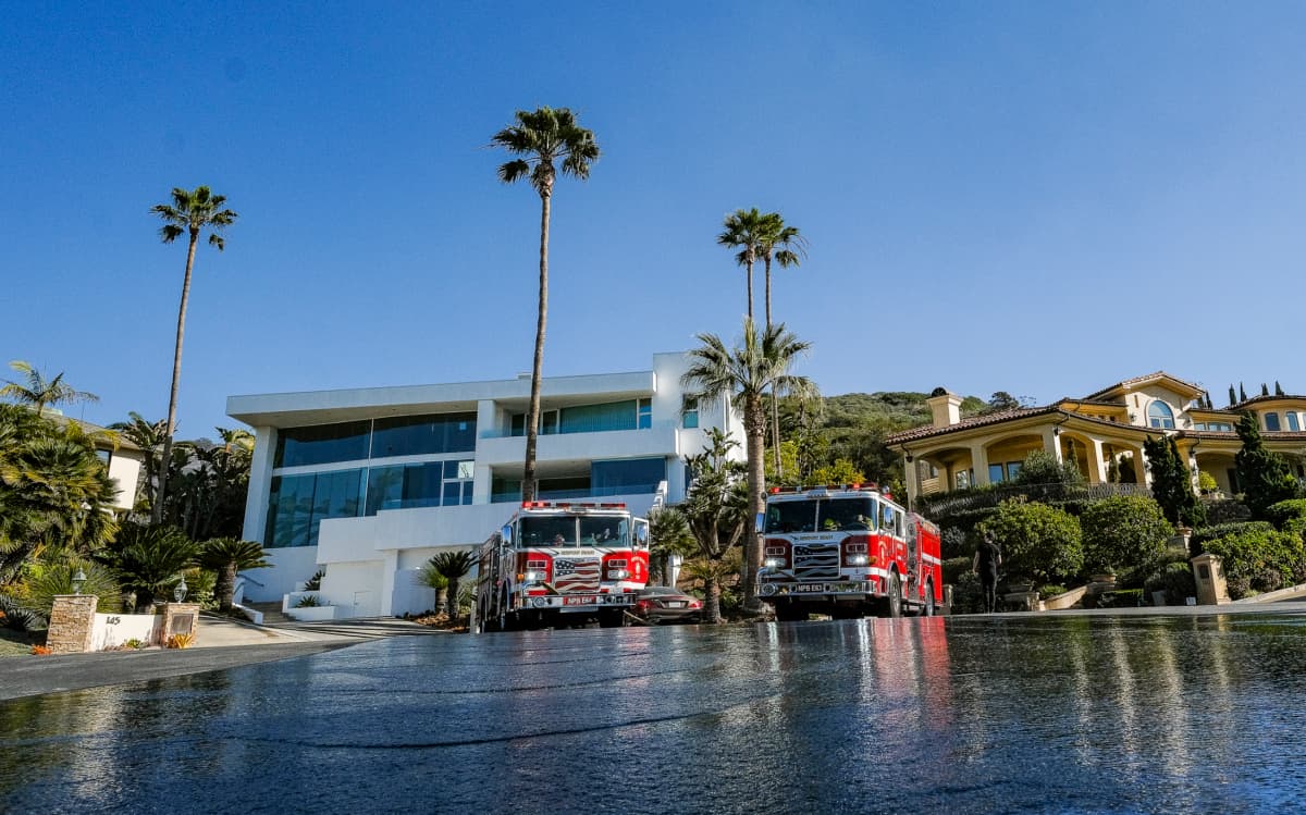 First responders work together in extinguishing the flames of a wildfire near the Irvine Cove neighborhood in Laguna Beach, Calif., on Feb. 10, 2022. (John Fredricks/The Epoch Times)