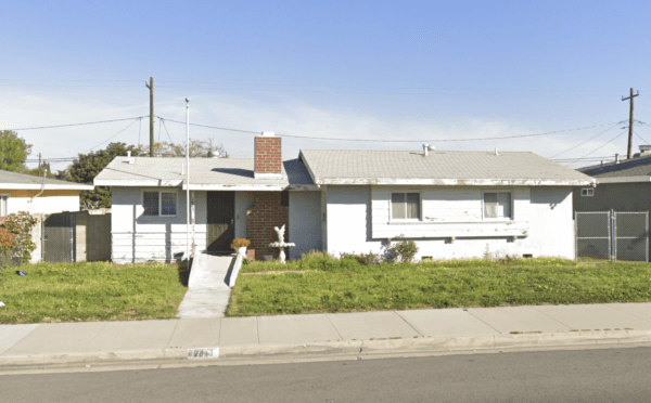 A home valued at $415,000 on West Orange Ave. in Anaheim Calif., which was part of a home theft scheme by Long Beach residents, Raymond Edward Jirak and Andrew Stephan Hutchings. (Google Maps/Screenshot via The Epoch Times)