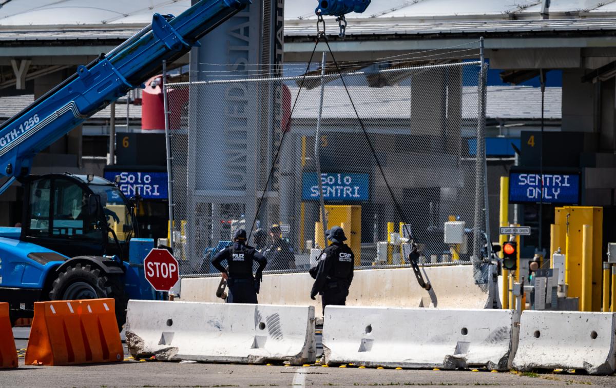 Federal agents place fencing to help curb illegal immigration surges at the U.S. border in Tijuana, Mexico, on May 11, 2023. (John Fredricks/The Epoch Times)