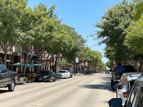 Oak Street is a popular dining and shopping destination in downtown Roanoke, Texas. (Jana J. Pruet/The Epoch Times)