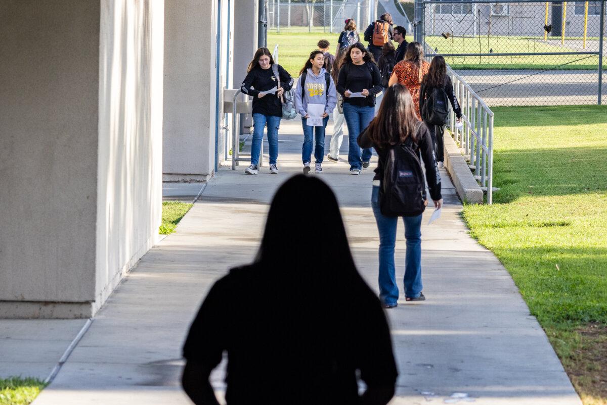 Teachers greet students at Yorba Middle School in Orange, Calif., on Aug. 16, 2023. (John Fredricks/The Epoch Times)