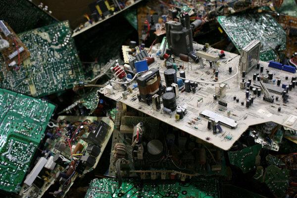 Circuit boards from old analog televisions sit in a bin at E Recycling in Hayward, Calif., on Jan. 28, 2009. (Justin Sullivan/Getty Images)