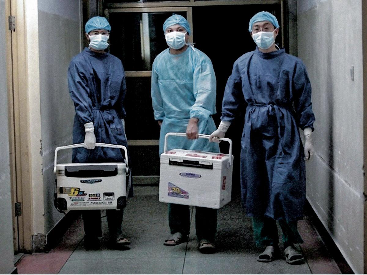 Doctors carry fresh organs for transplant at a hospital in Henan Province, China, on Aug. 16, 2012. (Screenshot via Sohu.com)