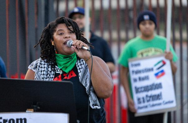 Julia Wallace of Service Employees International Union speaks in support of Palestinians in Los Angeles on Oct. 12, 2023. (John Fredricks/The Epoch Times)