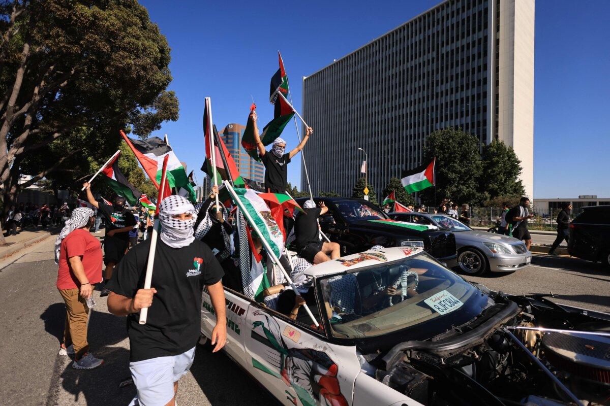 Thousands of demonstrators waving Palestinian flags and signs denouncing "Israeli apartheid" march in Los Angeles on Oct. 14, 2023. (David Swanson/AFP via Getty Images)
