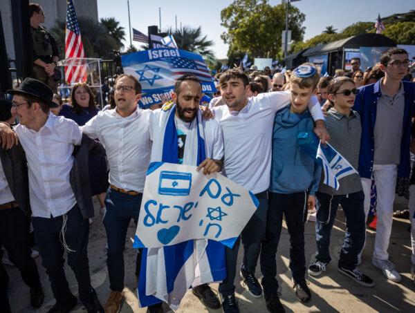 Demonstrators attend a rally in solidarity with Israel in Los Angeles on Oct. 10, 2023. (Ethan Swope/Getty Images)