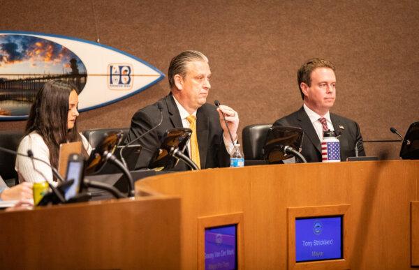 Huntington Beach Mayor Tony Strickland (C) conducts a city council meeting at the Huntington Beach Civic Center in Huntington Beach, Calif., on Jan. 17, 2023. (John Fredricks/The Epoch Times)