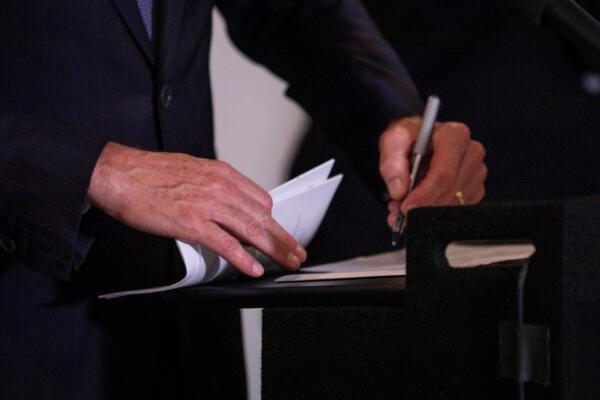 California Gov. Gavin Newsom signs multiple bills stated to help with California's homeless crisis, in Los Angeles on Sept. 29, 2021. (John Fredricks/The Epoch Times)