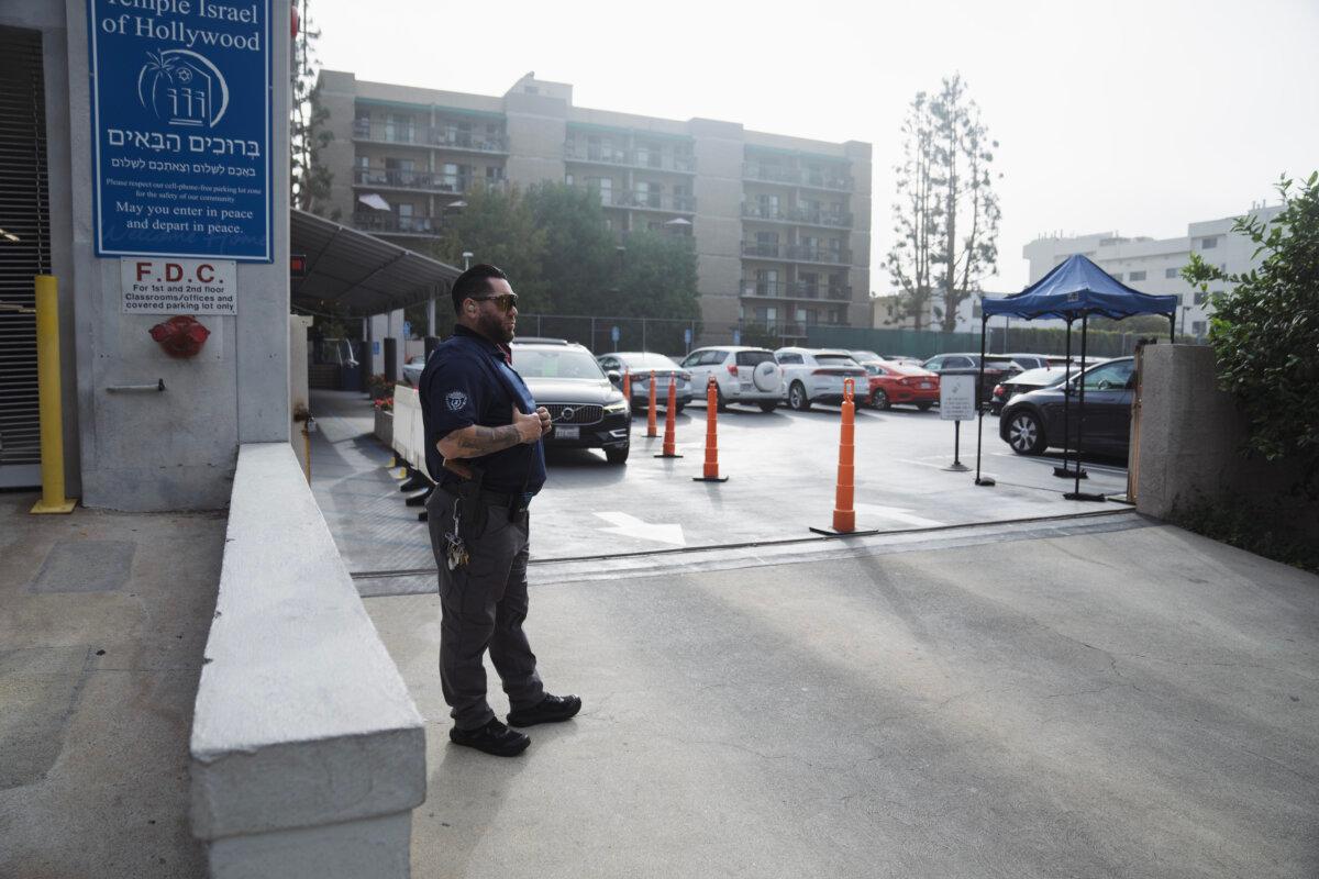 A security guard stands watch in front of a synagogue in Los Angeles on Oct. 9, 2023. (Eric Thayer/Getty Images)