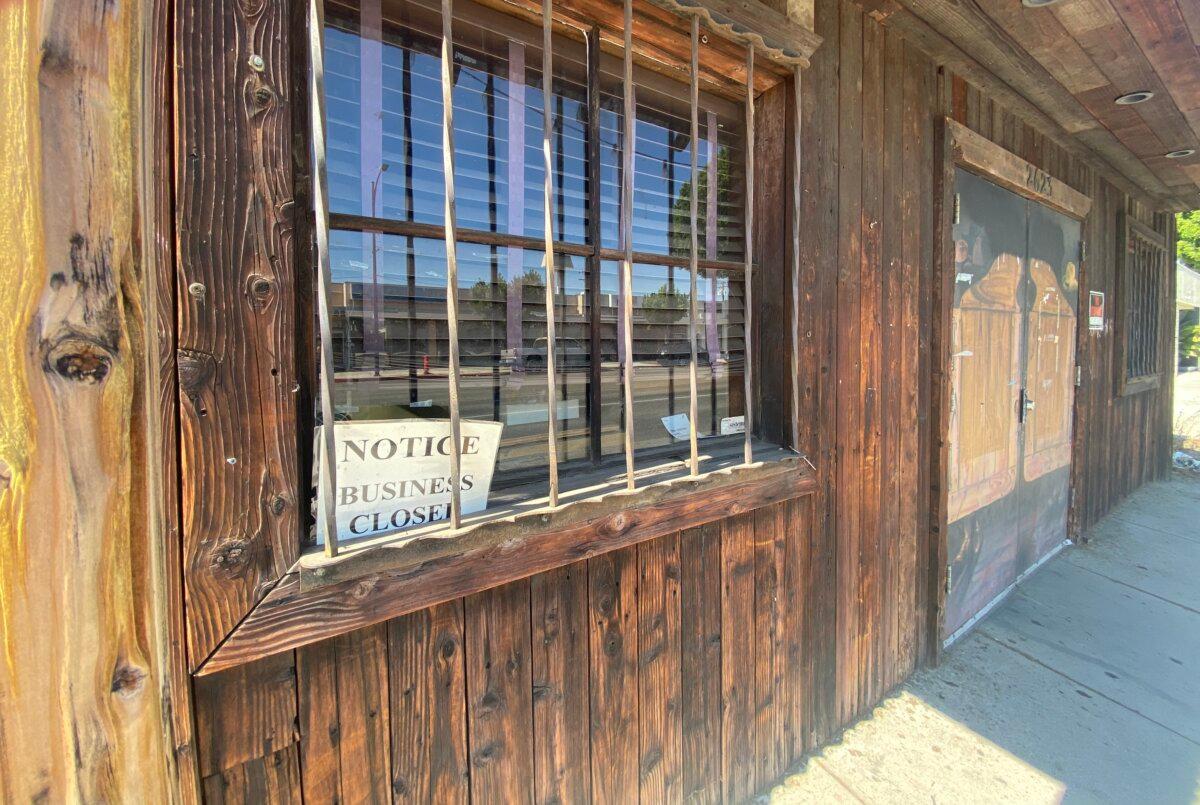 The shuttered Tinhorn Flats Saloon and Grill in Burbank, Calif., on August 25, 2022. (Jill McLaughlin/The Epoch Times)