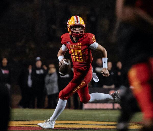 Junior quarterback Draiden Trudeau (10) plays for Mission Viejo High School's football team. (Courtesy of Anthony Miller)