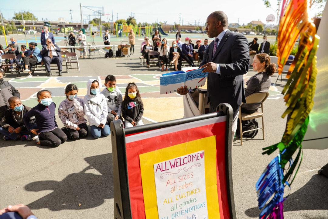 California State Superintendent Tony Thurmond reads to second-graders at Nystrom Elementary School in Richmond, Calif., on May 17, 2022. An Edunomics analysis shows the five largest districts—New York, Los Angeles, Miami-Dade in Florida, Chicago, and Clark County in Las Vegas—all lost students in recent years, but only Miami-Dade reduced staffing. (Justin Sullivan/Getty Images)