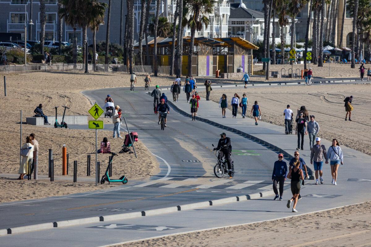 Beachgoers in Santa Monica, Calif., on Dec. 8, 2023. (John Fredricks/The Epoch Times)