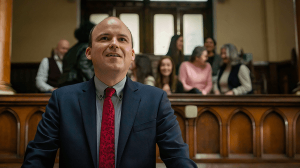 Dave (Rory Kinnear) in court, defending himself from big bank attacks, in "Bank of Dave." (Ingenious Media/Netflix)