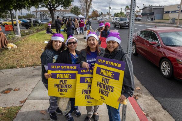Medical workers strike at Garden Grove Hospital in Garden Grove, Calif., on Dec. 20, 2023. (John Fredricks/The Epoch Times)