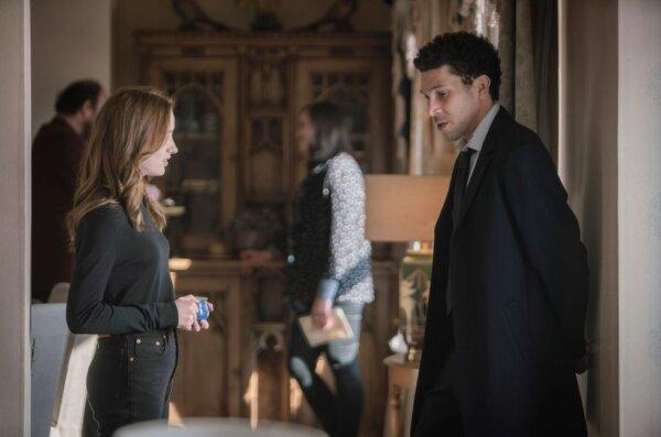 Alexandra (Phoebe Dynevor) and Hugh (Joel Fry), in "Bank of Dave." (Ingenious Media/Netflix)