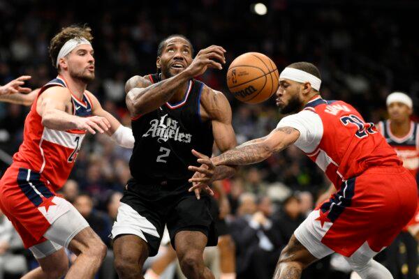 Washington Wizards center Daniel Gafford (21) fouls Los Angeles Clippers forward Kawhi Leonard (2) during the first half of an NBA basketball game in Washington on Jan. 31, 2024. (Nick Wass/AP Photo)
