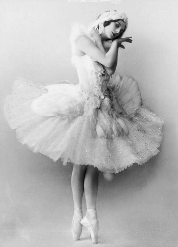 Anna Pavlova in the Fokine/Saint-Saëns The Dying Swan, Saint Petersburg, 1905. (Public Domain)
