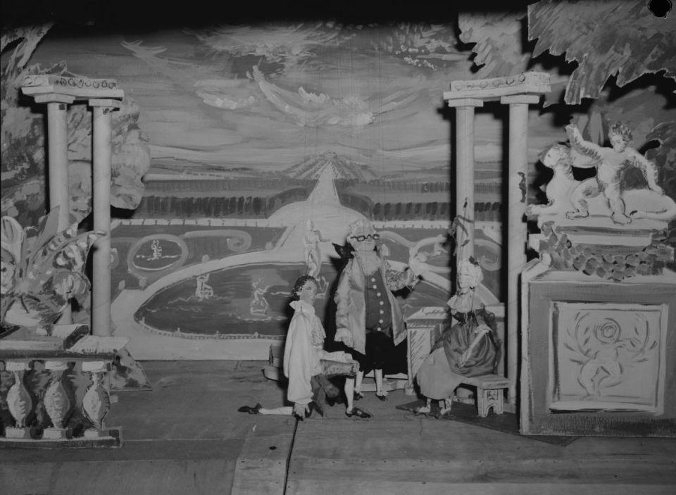 Puppets perform “Bastien and Bastienne” for a children's show in 1945 based on Mozart's opera. (Public Domain)