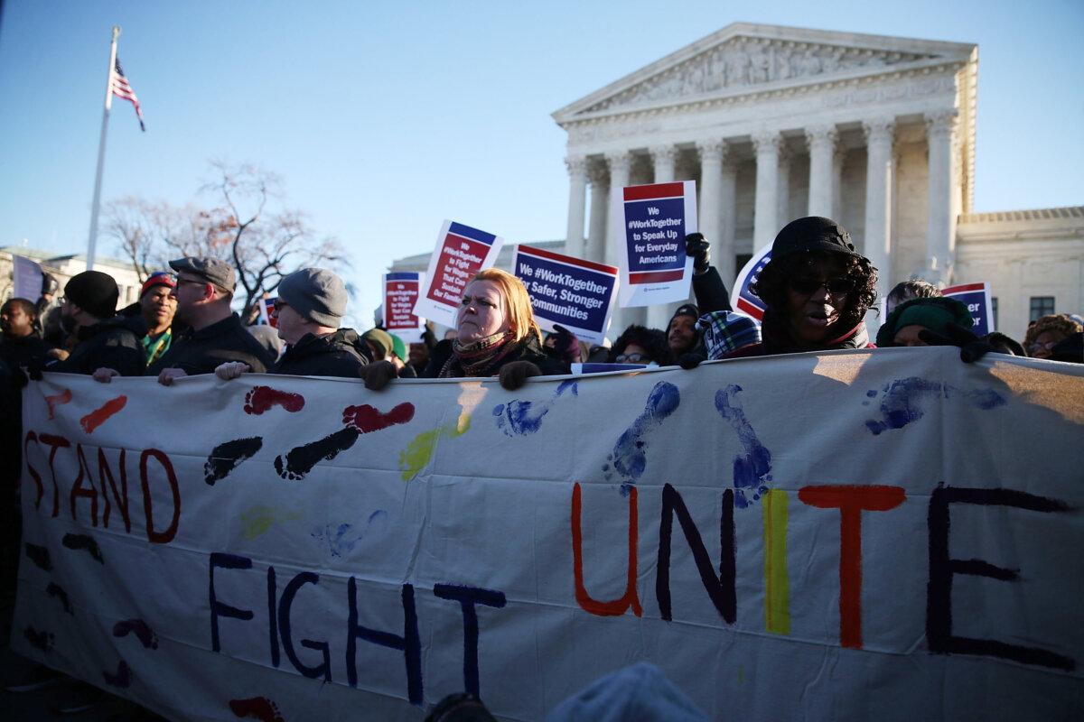 Pro-union protesters rally in front of the U.S. Supreme Court building in Washington, D.C., on Jan. 11, 2016. (Mark Wilson/Getty Images)