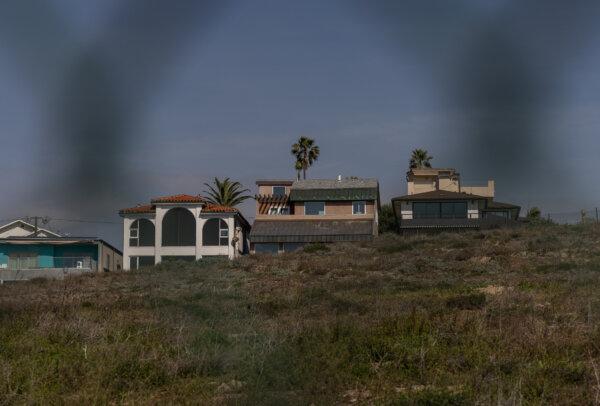 A fence lines the former location of the "Surfridge" neighborhood in Playa Del Rey on Feb. 14, 2024. (John Fredricks/The Epoch Times)