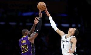 LeBron James Puts up 30 as Lakers Down Spurs