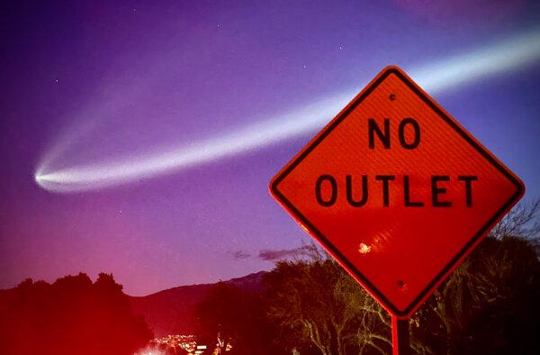 A SpaceX Falcon 9 rocket carrying 22 Starlink satellites is viewed from Palm Springs, Calif., on March 18, 2024. (John Fredricks/The Epoch Times)