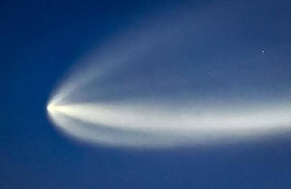 A SpaceX Falcon 9 rocket carrying 22 Starlink satellites is viewed from Palm Springs, Calif., on March 18, 2024. (John Fredricks/The Epoch Times)