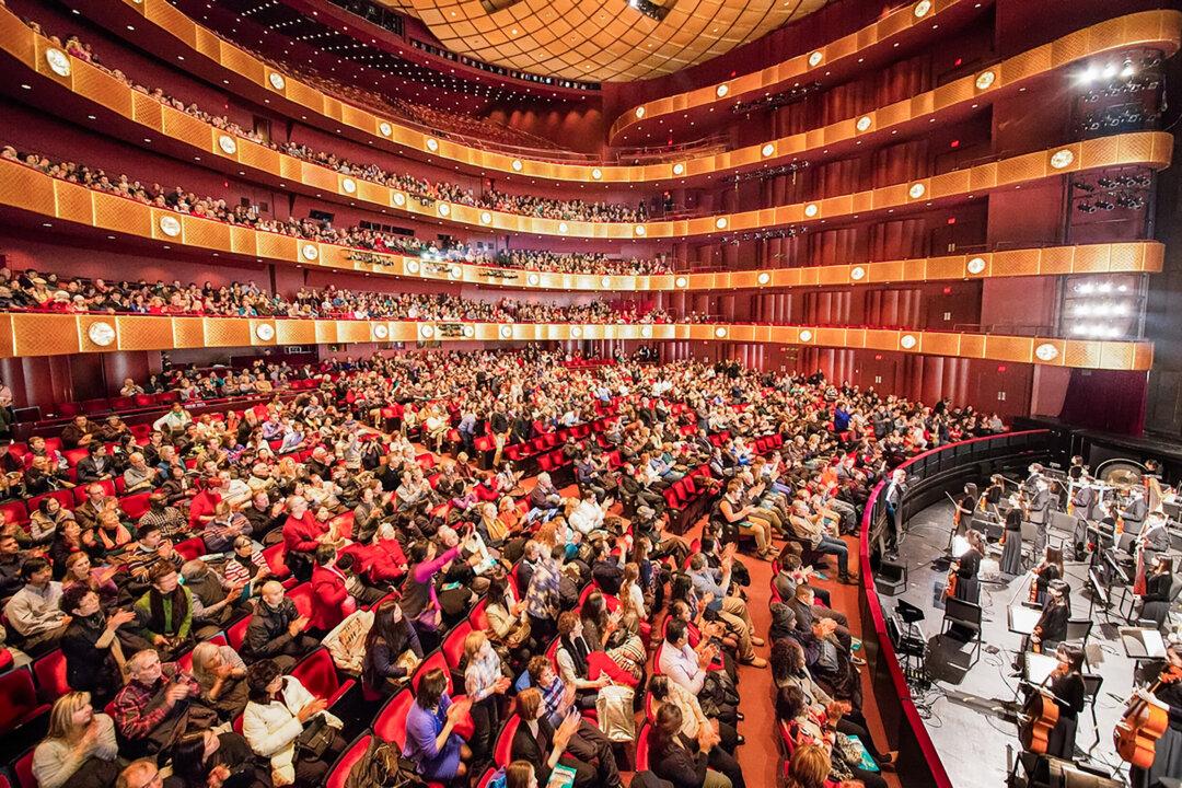 The curtain call for Shen Yun Performing Arts at the David H. Koch Theater at Lincoln Center in New York City on Jan 11, 2015. (Larry Dye/Epoch Times)